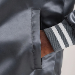 Veste de sport grise pour homme avec logo blanc imprimé, col rabattu, vêtement décontracté pour l'automne - Product Image 6