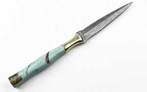 Cuchillo de Acero de Damasco Hecho a Mano – Mango Personalizado de Resina y Hueso, Empuñadura de Latón - Product Image 5