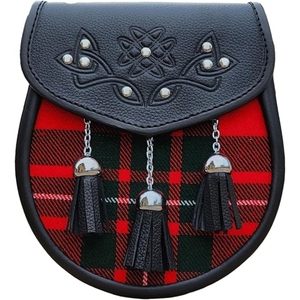 Bolso de Cuero Negro Premium con Tartán Rojo y Solapa con Grabado Celta, Tres Borlas, Accesorio Tradicional Escocés para Kilt - Product Image 1