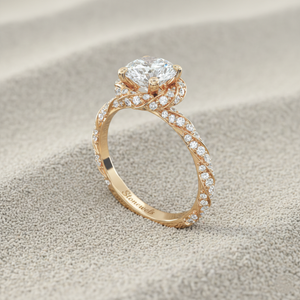 Bague de fiançailles certifiée en or rose plaqué, avec halo de diamants torsadés - Product Image 4