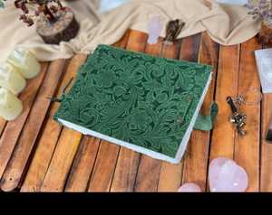 Carnet de notes en cuir vert à motifs floraux, couverture rigide, avec papier vintage fait main à bords festonnés, reliure cousue, 100 feuilles - Cadeau - Product Image 1