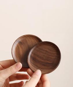 Sous-verres en bois de noyer massif, dessous de verre carrés en bois naturel avec support, protection de table minimaliste, cadeau d'anniversaire en bois - Product Image 3