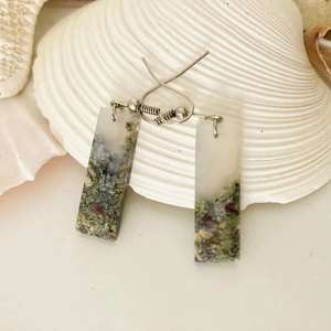 Boucles d'oreilles en résine faites à la main avec des inclusions naturelles, design goutte tendance, artisanat exquis - Product Image 1
