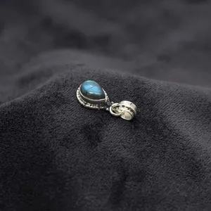 Colgante de Labradorita de Plata de Ley 925 con Diseño de Gota de Fuego Luminosa para la Tranquilidad, Joyería Unisex de Diseño Minimalista - Product Image 3
