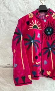 เสื้อแจ็คเก็ตกำมะหยี่สีชมพูสดใสสำหรับผู้หญิง ปักลายซูซานี งานแฮนด์เมด สไตล์โบโฮ  ลายดอกไม้และต้นปาล์มหลากสีสัน - Product Image 5