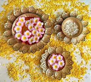 Juego de 3 Lámparas de Aceite Metálicas de Alta Demanda con Centro Floral Hecho a Mano para Actividades Religiosas - Product Image 5