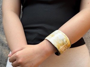 Bracelet artisanal en corne de buffle pour femme, nouveau design élégant pour mariage, couleur et design personnalisés. - Product Image 2