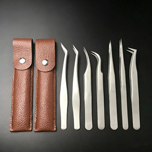 Pince à épiler RMI en acier inoxydable argent mat, lot de 4 embouts différents, pointe lisse, avec pince à épiler individuelle, pochette en cuir marron - Product Image 1