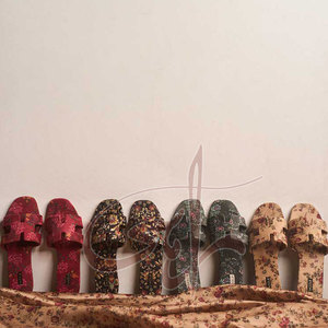 Sandalias con Parte Superior de Terciopelo Antideslizante Estampado con Flores Doradas y Rojas, Tendencia de Moda, Alta Calidad - Product Image 5