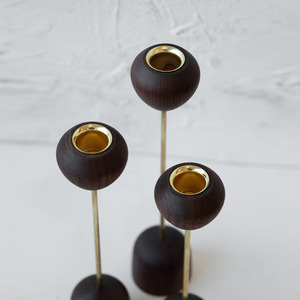 Ensemble de trois bougeoirs en bois avec des tiges métalliques fines et des sommets en forme de goutte d'eau distinctifs, de différentes hauteurs, pour la maison - Product Image 5