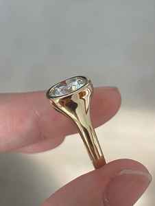 Bague en vermeil avec diamant rond brillant de 2,02 carats cultivé en laboratoire, sertie clos, en or massif 14 carats pour femme, idéale pour les mariages, les promesses ou comme cadeau pour les amoureux. - Product Image 3