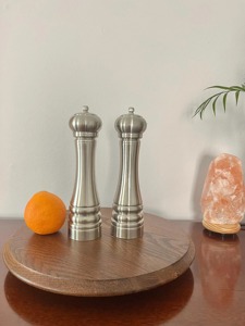 Salières et poivrières élégantes en métal, idéales pour la maison et l'hôtellerie, parfaites pour l'assaisonnement quotidien et la présentation de table, en provenance d'Inde. - Product Image 4