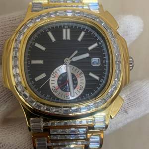 Reloj de Joyería Hip Hop con Diamantes Moissanite Cultivados en Laboratorio, Corte Redondo VVS, Correa de Goma, Reloj Mecánico Hecho a Mano - Product Image 4