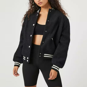 Veste universitaire en molleton noir avec bandes blanches, fermeture boutonnée, décontractée, unisexe, pour l'automne, coupe courte, design tricoté - Product Image 1