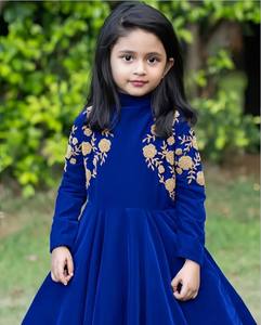 ชุดสาหรี่กะมีซสีน้ำเงินปักลายกำมะหยี่สำหรับเด็กผู้หญิงจาก NiMa Creations ความยาวระดับเข่า ชุดแต่งงานแบบดั้งเดิม ทรงปกติ สไตล์อินเดีย-ปากีสถาน - Product Image 3