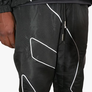 Ensemble de survêtement noir pour homme avec passepoil contrastant, veste coupe-vent à capuche et pantalon de jogging, 2 pièces, style streetwear et techwear, vente en gros - Product Image 6
