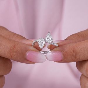 Bague de fiançailles Toi et Moi en diamant de laboratoire taille poire en or blanc, bijoux fins en gros, bague de mariée certifiée IGI - Product Image 1