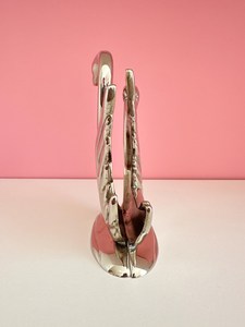 Portarrollos de metal de diseño artesanal con patrón artístico único, perfecto para decoración del hogar y como regalo. - Product Image 2