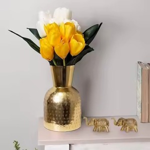 Vase à fleurs en métal artisanal de designer, vase décoratif de luxe pour décoration de mariage - Product Image 1