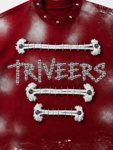 เสื้อยืดโอเวอร์ไซส์สีแดงวินเทจสำหรับผู้หญิงจาก Triveers ตกแต่งด้วยหมุดและดีไซน์ทำให้ดูเก่าแบบวินเทจ ผลิตจากผ้าฝ้ายพรีเมียมเนื้อหนา คุณภาพสูง สไตล์สตรีทแวร์สุดหรู - Product Image 6