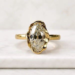 Anillo de compromiso vintage con diamante talla marquesa en oro amarillo con engaste de bisel para mujer - Product Image 1