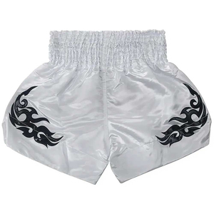 Shorts de boxe Muay Thai unisexe blancs avec broderie dorée, motif tribal noir, logo extensible sur le devant, coupe régulière, séchage rapide, polyester - Product Image 2