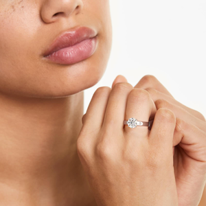 Bague solitaire intemporelle en argent sterling 925 avec moissanite taille brillant rond, bijou raffiné élégant, cadeau de mariage ou de fiançailles - Product Image 5