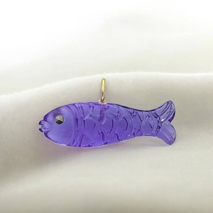Colgante de Iolita y Cuarzo Tallado a Mano con Forma de Pez de 21x11 MM - Colgante con Engaste Bañado en Oro - Joyería Animal Tallada a Mano - Product Image 1