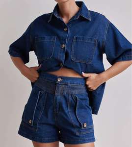 Ensemble 2 pièces en jean délavé vintage de haute qualité pour femme : chemisier élégant à boutons et short décontracté à col rabattu et manches courtes - Product Image 4