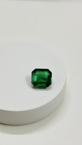 มรกตธรรมชาติ 4.56 กะรัต ทรงสี่เหลี่ยมเจียระไนแบบ Emerald Cut รับรองโดย IGI แหล่งกำเนิดจากแซมเบีย คุณภาพระดับ AAA+ จาก Sadiya International สีสวยใส - Product Image 5