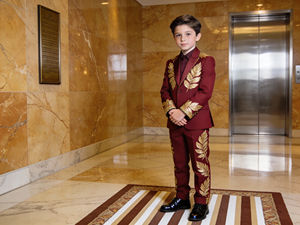 Ensemble de costume noir brodé pour garçons avec motif feuille d'or – Smoking formel pour mariage et fête pour enfants - Product Image 2