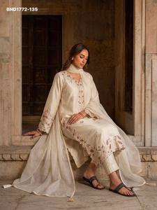 Último diseño de cristal romano con trabajo de corte floral de 3 mm, conjunto de caftán, pantalón y dupatta con mangas acampanadas, exportador de moda femenina - Product Image 2