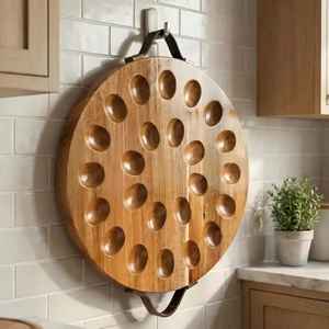 Plateau rond en bois pour œufs farcis avec sangle de suspension, support mural pour œufs, plateau de présentation de cuisine, organisateur de planche de service - Product Image 1