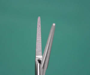 Pinzas Hemostáticas Manuales de Acero Inoxidable con Mango Dorado, Curvadas y Largas, Certificación CE, para Uso Hospitalario, Kit Quirúrgico SurgiRight, al Mejor Precio - Product Image 4