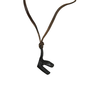 Amuleto de Hierro Forjado, Talismán Hecho a Mano, Amuleto de Runas, Acabado en Zinc Negro con Correa de Cuero - Product Image 5