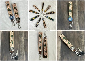 Correa de cuero de vaca hecha a mano por un diseñador con concho metálico de girasol y cierre de mosquetón, llavero estilo western. - Product Image 3