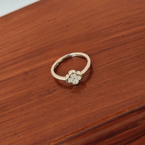 Anillo de Plata de Ley 925 Revalia con Flor de Trébol y Circonita Cúbica para Mujer, Elegante, Minimalista, Acabado Pulido, Regalo de Boda, Joyería - Product Image 2
