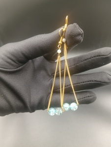 Boucles d'oreilles créoles minimalistes plaquées or Amaira Jewels, forme goutte d'eau, perle bleue fantaisie taille brillant, pour femme, usage quotidien - Product Image 2