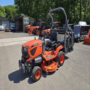 Tracteur à roues Kubota, tondeuse autoportée orange avec plateau de décharge latérale et siège noir - Product Image 2