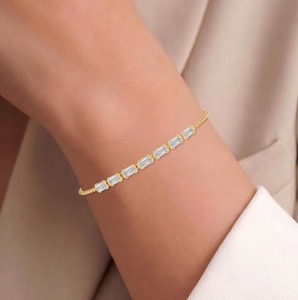 Magnifique bracelet en or rose 9 carats avec diamants de laboratoire taille émeraude 2,33 CTW - Product Image 5
