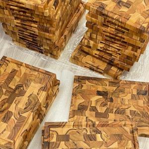 Tabla de Cortar de Madera Rectangular Antideslizante con Vetas Naturales, Hecha a Mano para Uso en la Cocina - Product Image 3