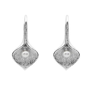 Pendientes de Plata de Ley S925 con Lirio de Cala y Perla de Agua Dulce, Engaste de Bisel, Joyería Fina Minimalista para Mujer - Product Image 1