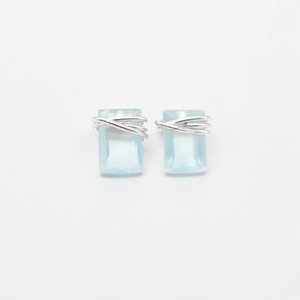 Boucles d'oreilles clous minimalistes aquamarine surélevées en laiton avec pierres précieuses, finition argentée, vente en gros 2026, art portatif fait main - Product Image 3