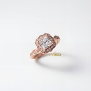 Anillo de Compromiso Vintage con Halo de Diamantes Corte Princesa en Oro de 18K, Joyería Fina con Milgrain, Elegante Regalo para Mujer - Product Image 4