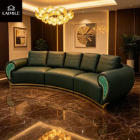 Canapé modulaire incurvé de luxe italien en cuir véritable vert foncé avec incrustations turquoise et base en métal doré pour salon de villa