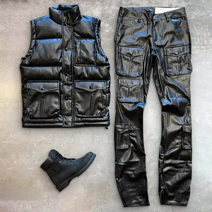 Ensemble de survêtement en cuir pour homme style streetwear personnalisé : chemise en cuir brodée zippée et pantalon évasé en PU superposé - Product Image 1