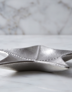 Plateau en argent contemporain minimaliste, texture sculpturale, objet d'art pour la cuisine et la salle à manger - Product Image 5