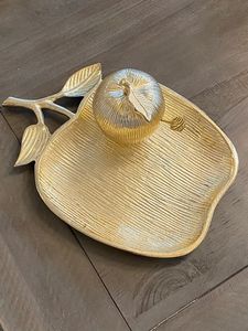 Plateau décoratif en métal en forme de pomme dorée avec couvercle, motif végétal, design glamour - Product Image 6