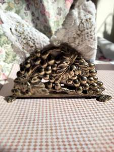 Porte-serviettes artisanal en métal vintage – Support de mouchoirs de table en forme de vigne gaufrée pour cuisine et salle à manger - Product Image 6