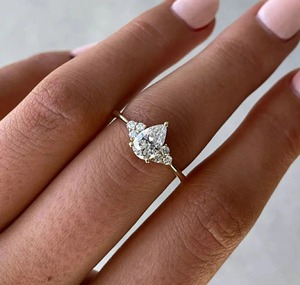 Bague en diamant taille poire de laboratoire en or jaune massif 14 carats avec pierres d'accentuation rondes, bande de 1,6 mm, cadeau de fiançailles et de mariage - Product Image 6